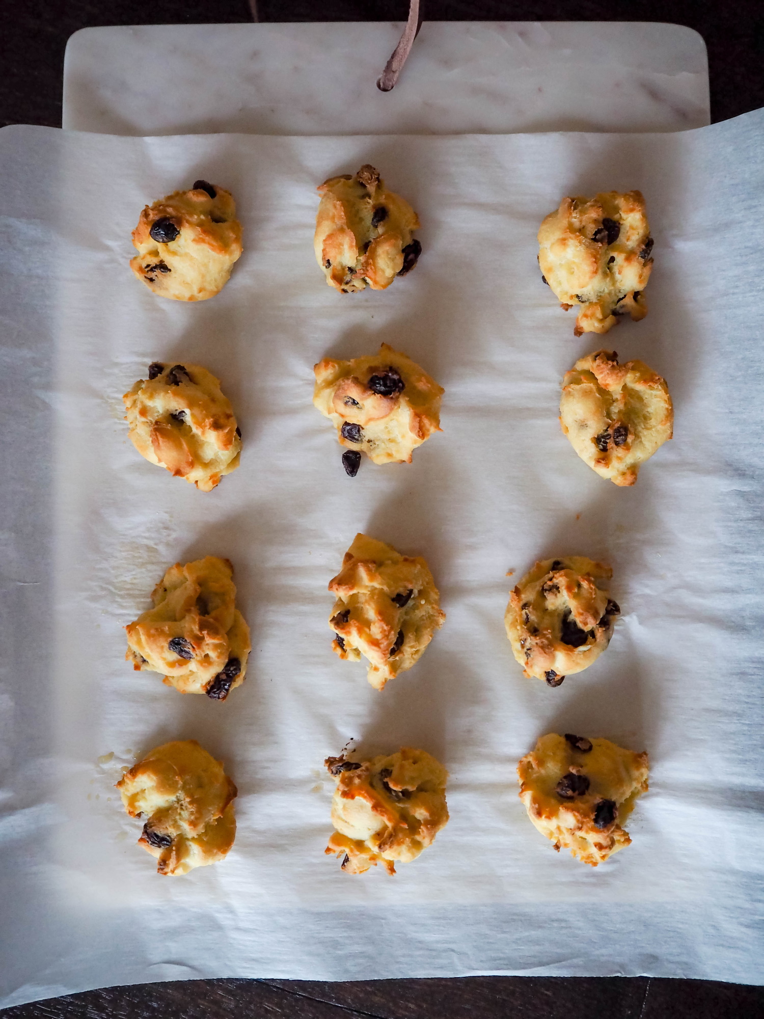 Golden Raisin Buns Baked no Icing